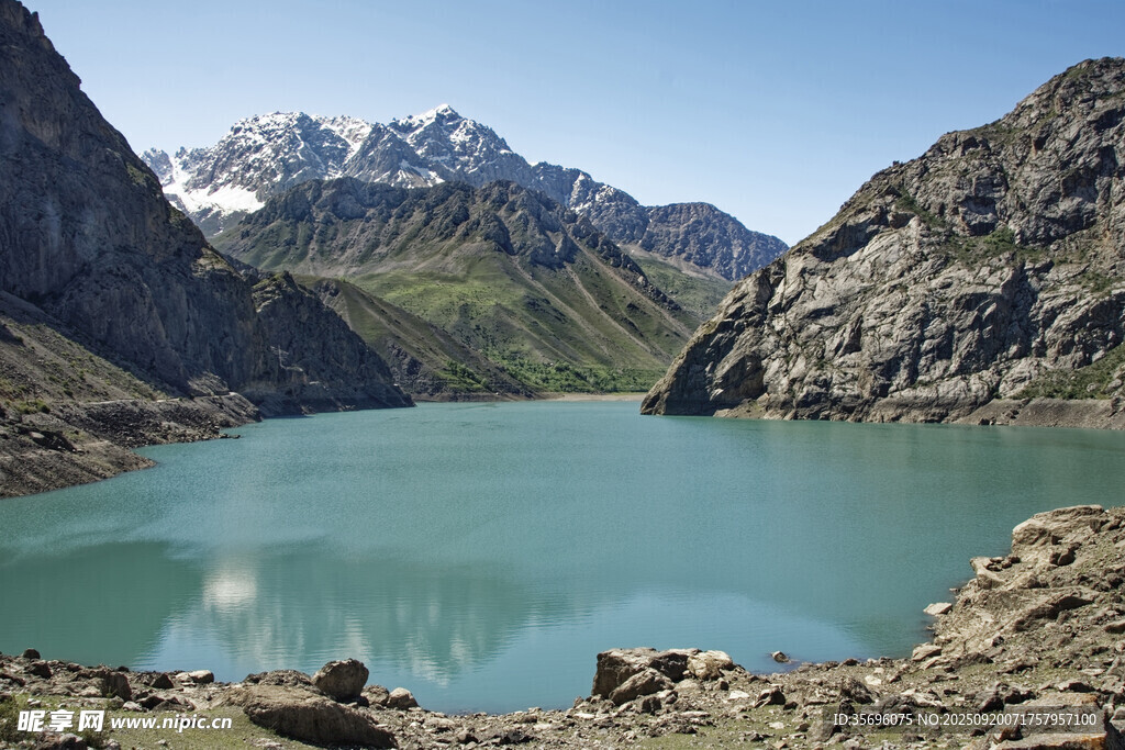 高山湖泊美景