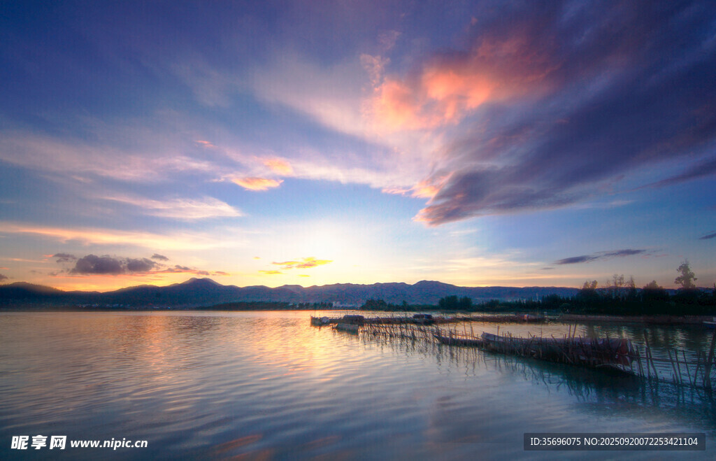 湖畔壮丽日落美景