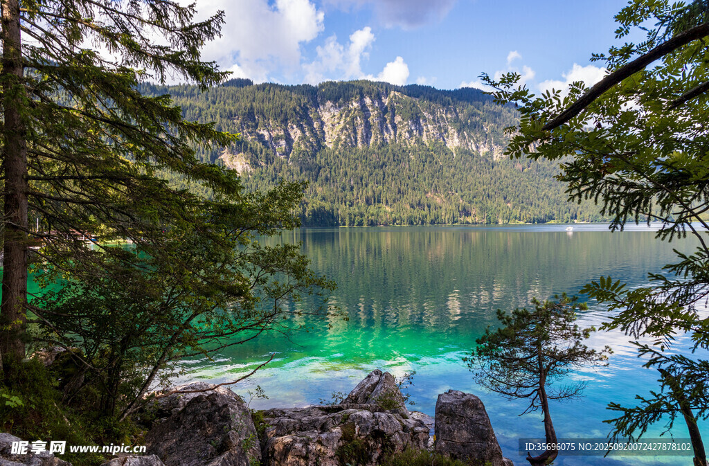 湖畔山林美景