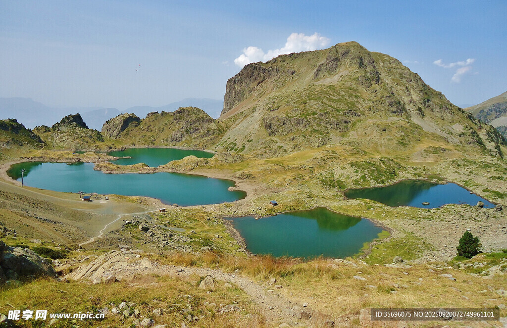 高山间的美丽湖泊景观
