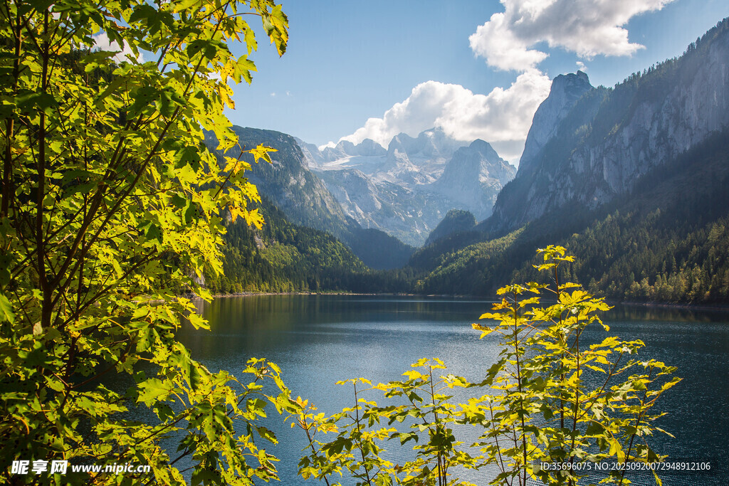 湖畔青山美景