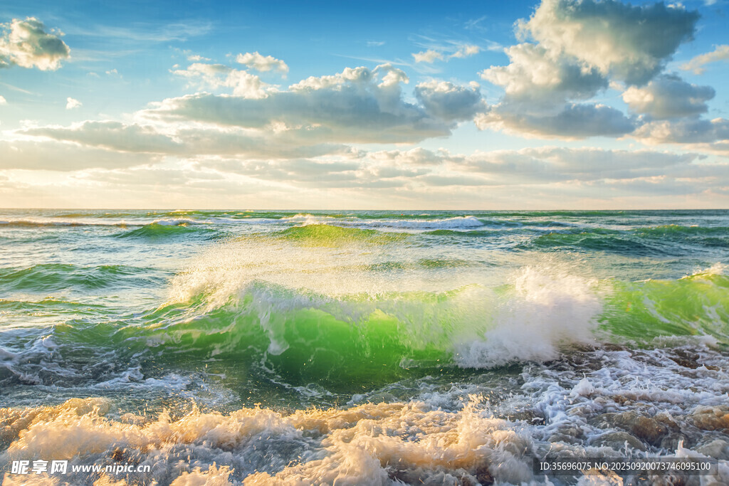 海浪翻涌的美丽海滨景象