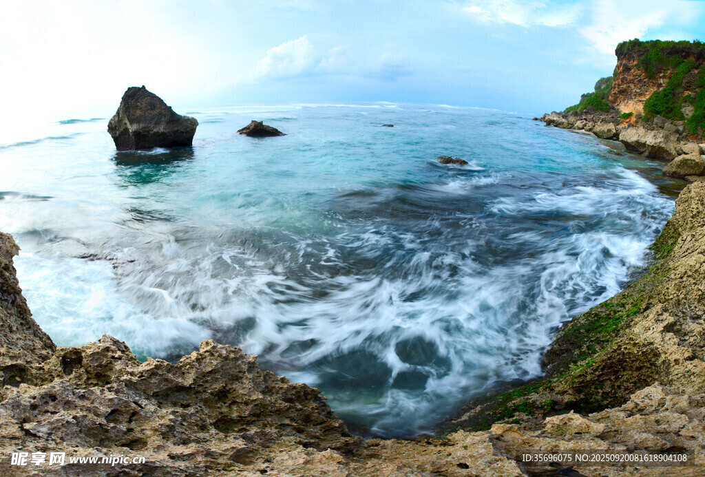 海边礁石与海浪美景
