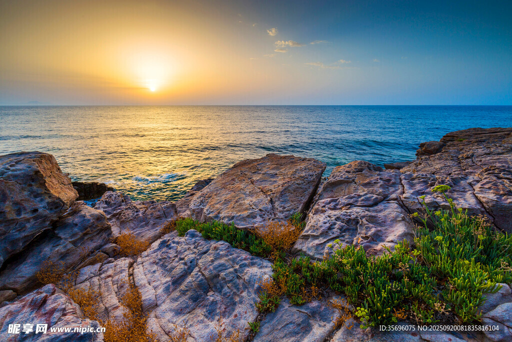 海边日落时的嶙峋岩石