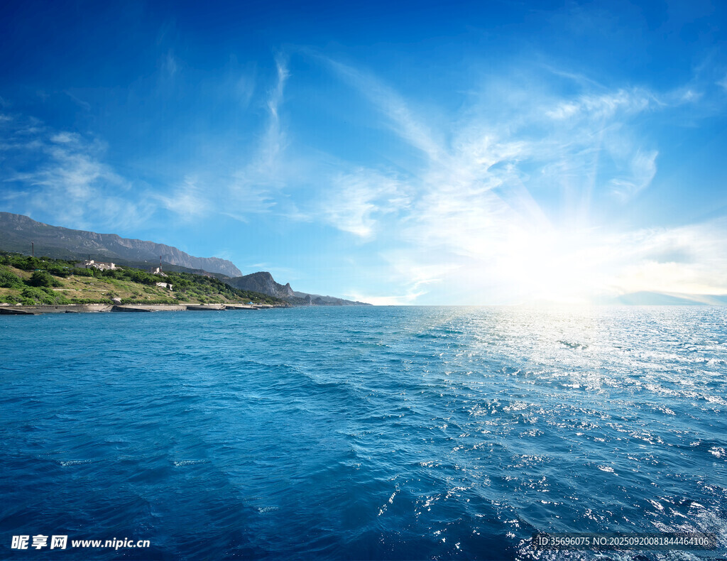 碧海蓝天的美丽海滨风光