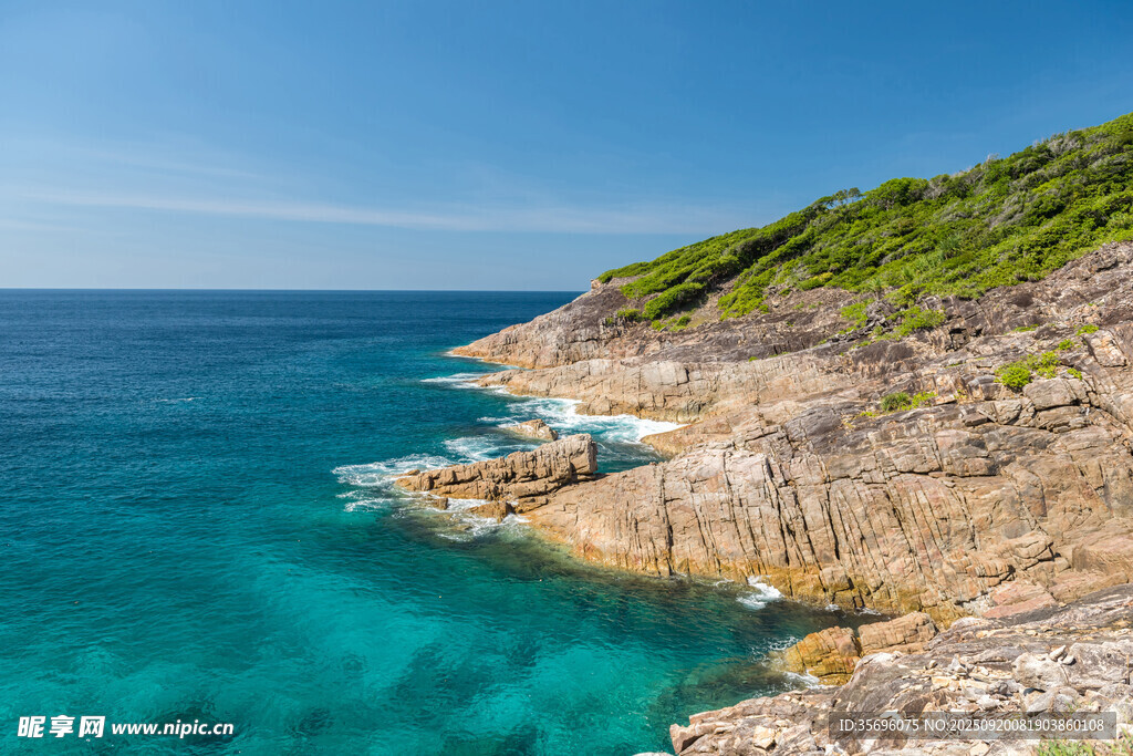 海边嶙峋礁石与碧蓝海水