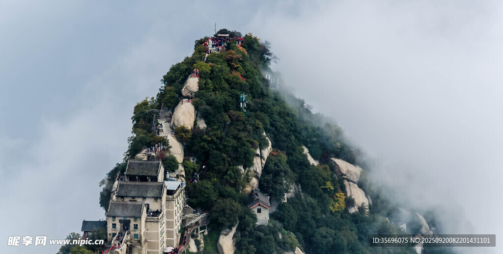 云雾缭绕的险峻山间建筑