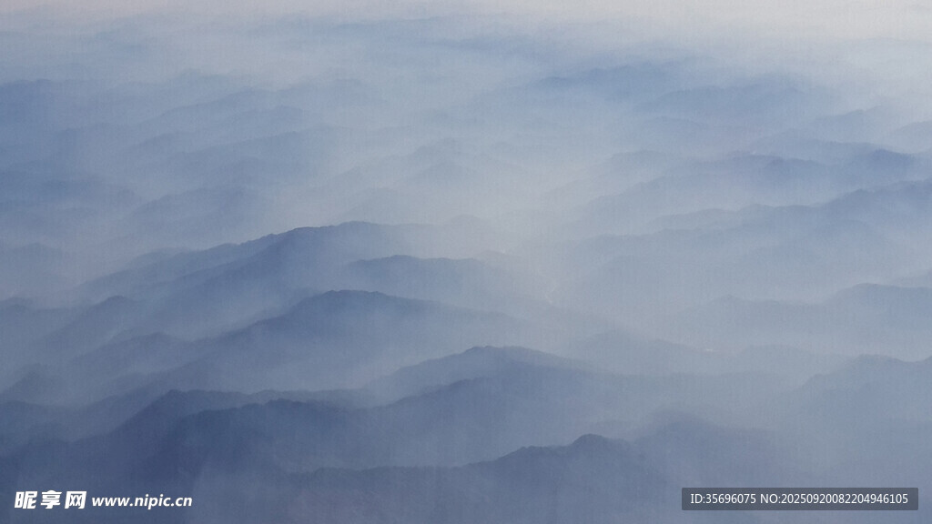 云雾缭绕的山峦美景
