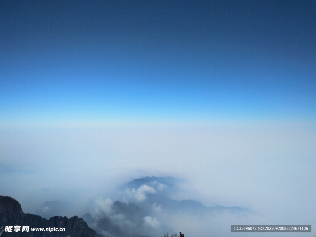 云海之上的蓝天美景