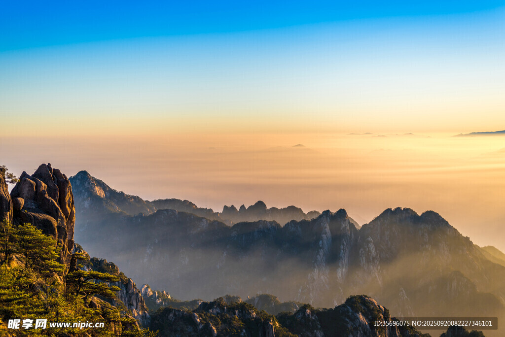 壮丽山景日出时刻