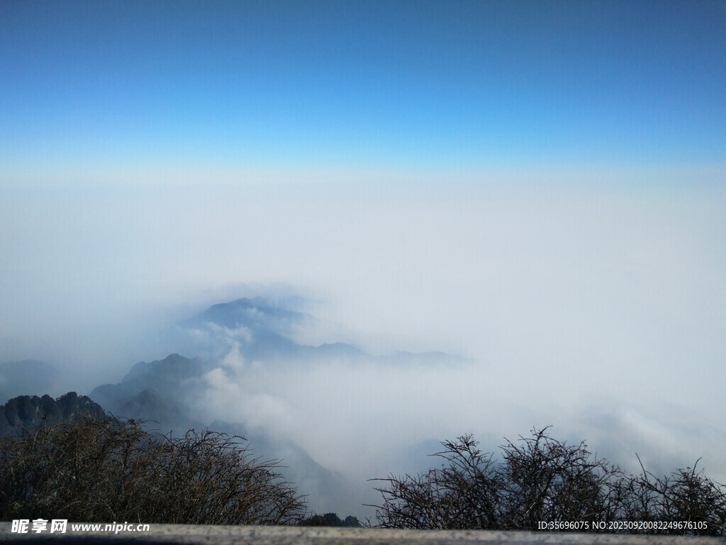 云海中的山峦美景