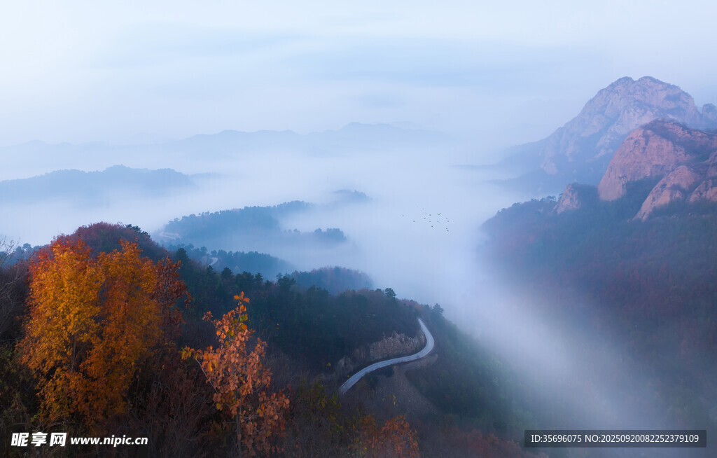 山间秋色云雾缭绕美景