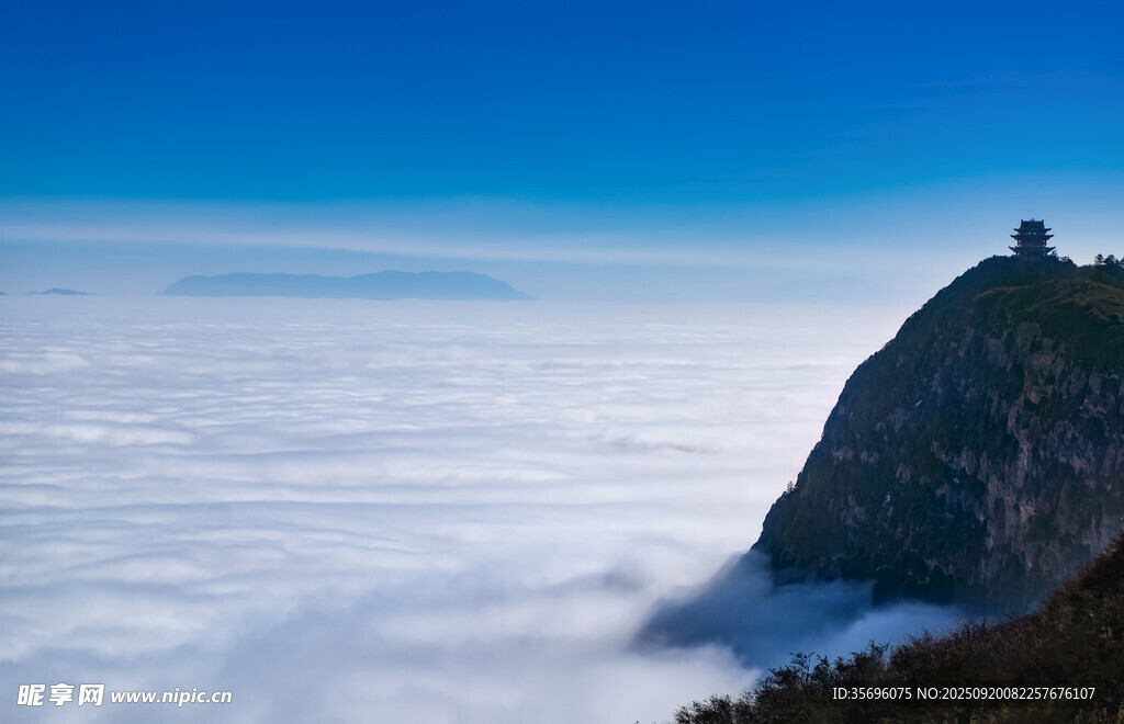 山巅云海美景
