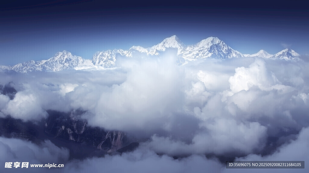 云端之上的壮丽雪山