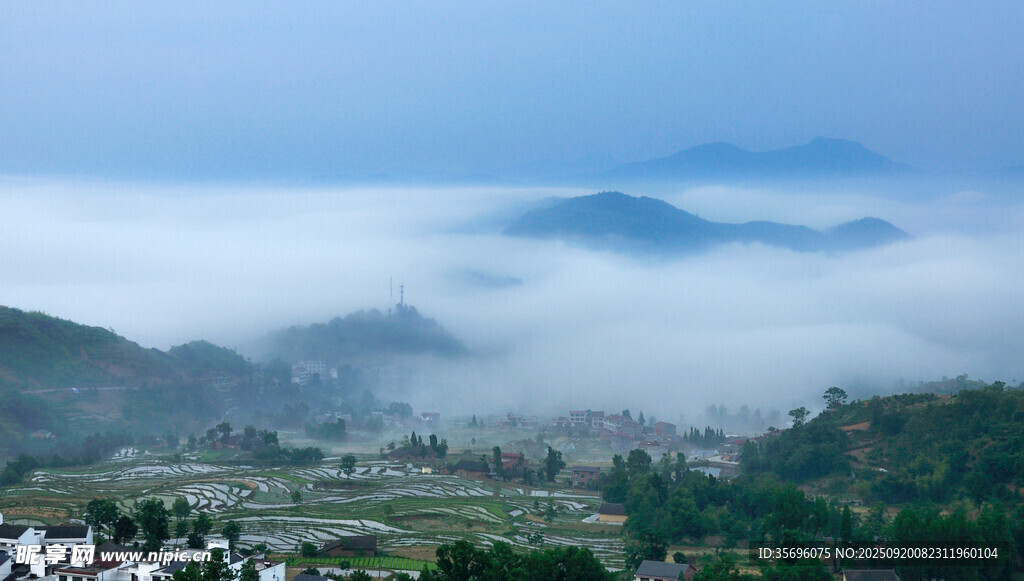 山间云雾缭绕的美丽景致