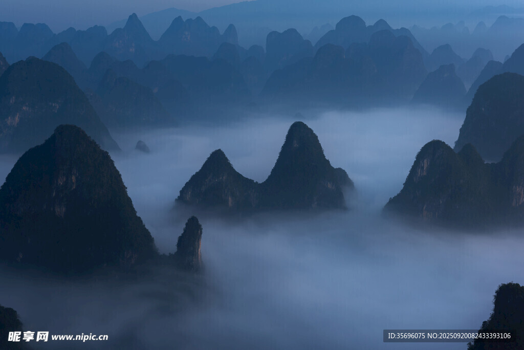 水墨群山间云雾缭绕之景