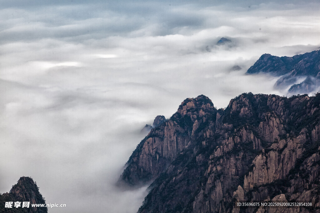 黄山云海中的壮丽山峰