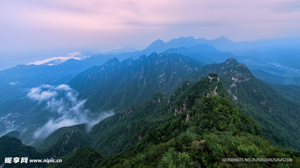 山峦云海间的壮丽景致