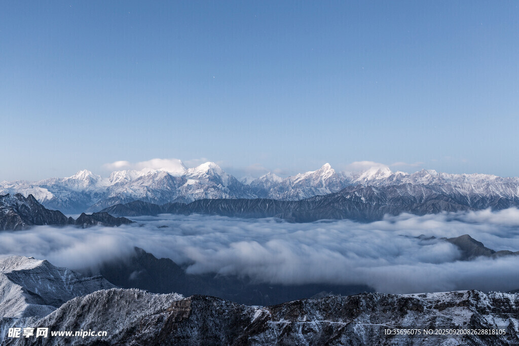 雪山云海壮丽景观