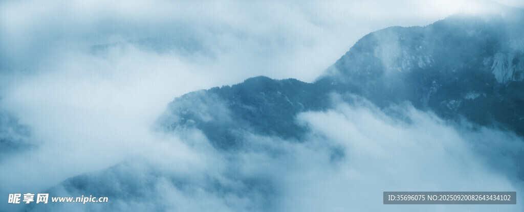 云雾缭绕的山峦美景