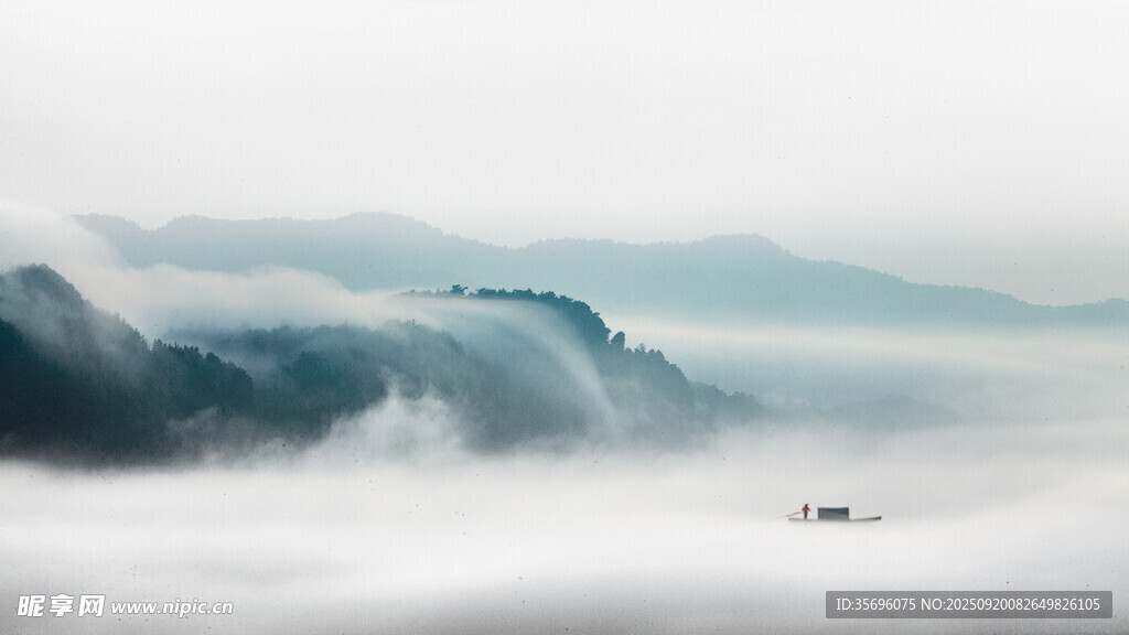 云雾缭绕山间孤舟景