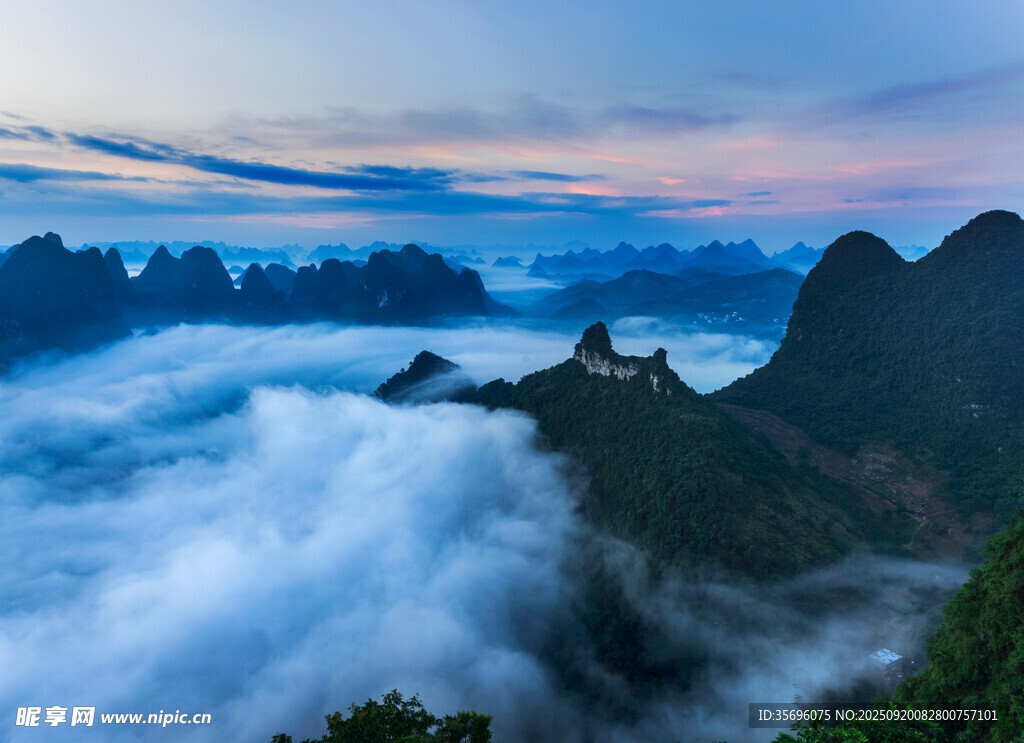 山间云海环绕的壮丽景观