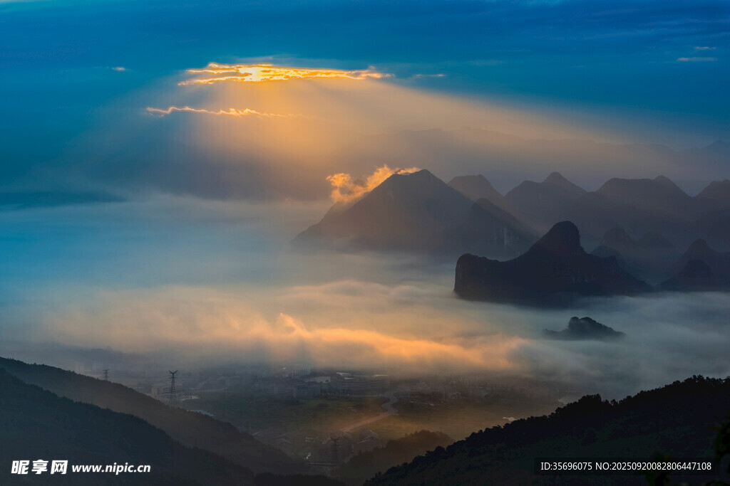 日出云海间的壮丽山景