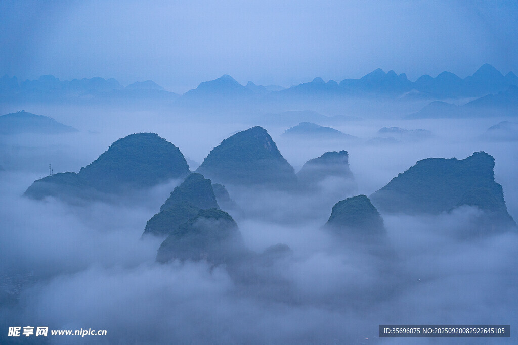 云雾缭绕的壮丽山峦