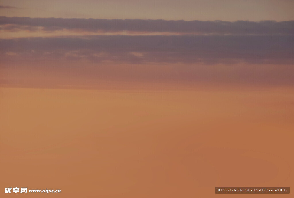 黄昏天空的暖色调景象