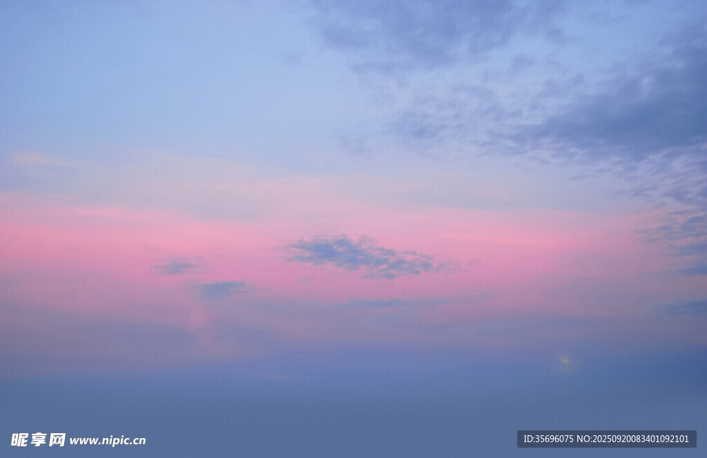 梦幻粉蓝渐变天空美景
