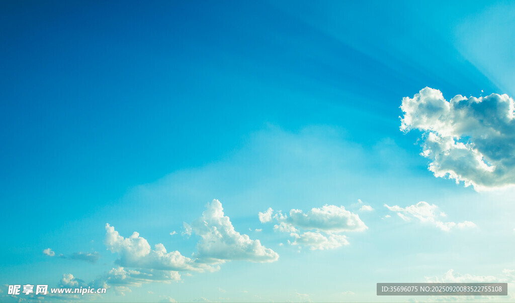 晴朗蓝天飘着几朵白云