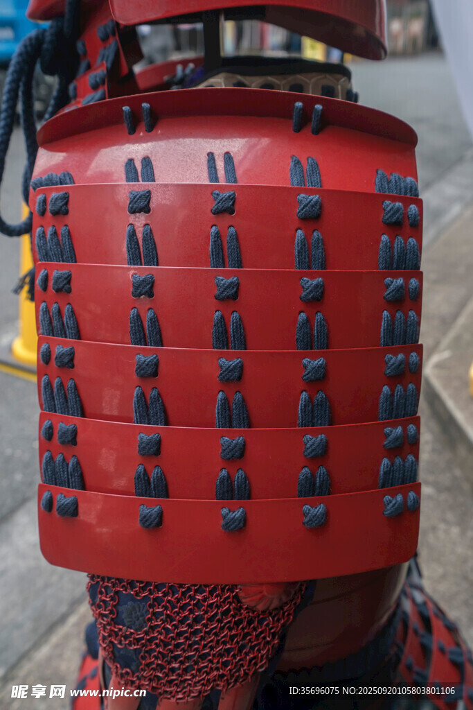 红色钉满铁钉的独特物件