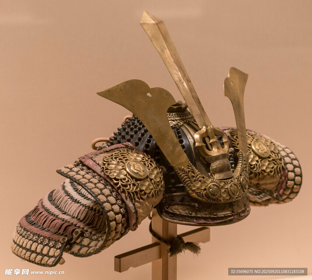 古代精美头盔艺术品展示