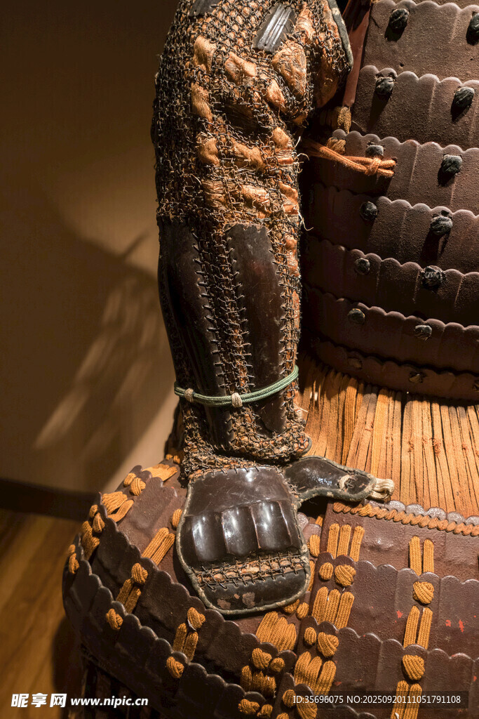 古代武士铠甲手部特写
