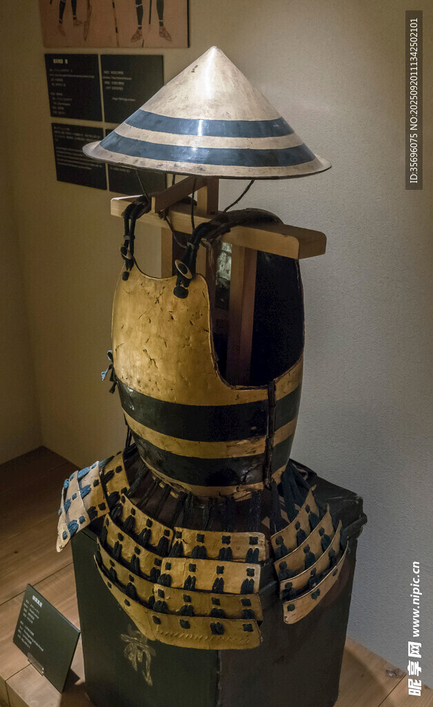 传统竹编斗笠与容器