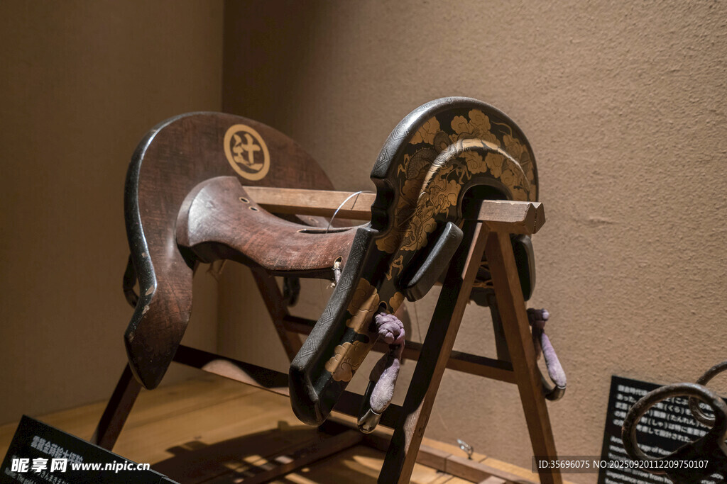 古老纺车展示于室内