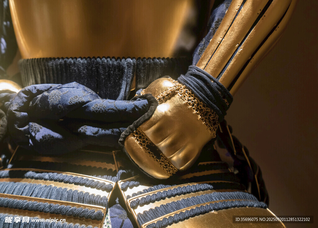金色武士盔甲细节特写