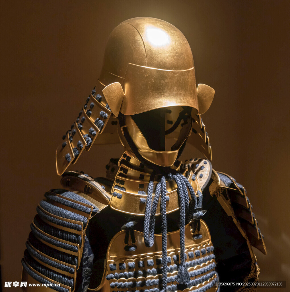 古代金色武士盔甲展示