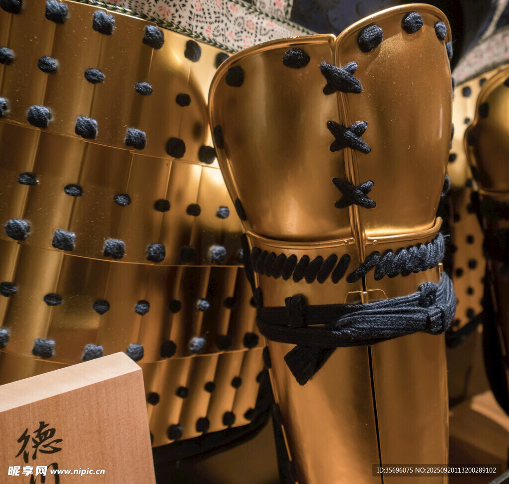 古代武士金色铠甲展示