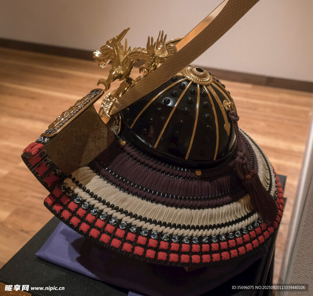 日本武士头盔与配饰展示