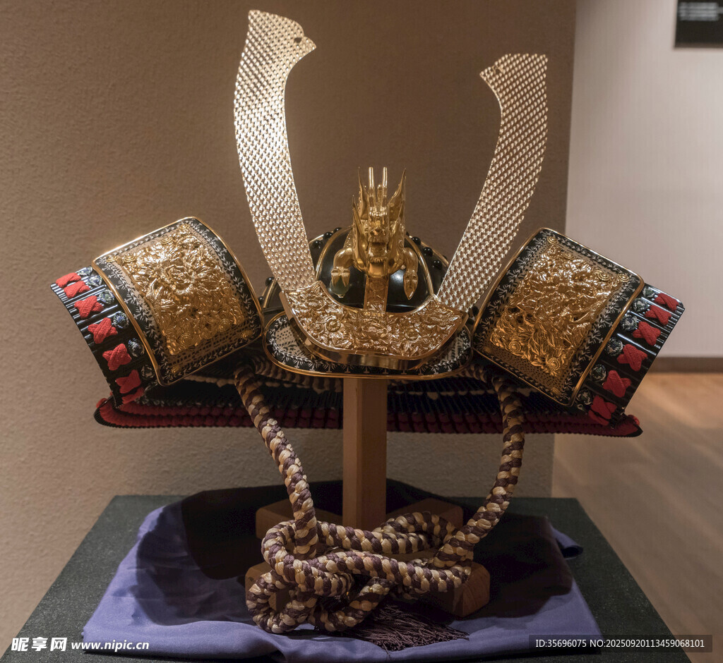 日本传统武士头盔展示