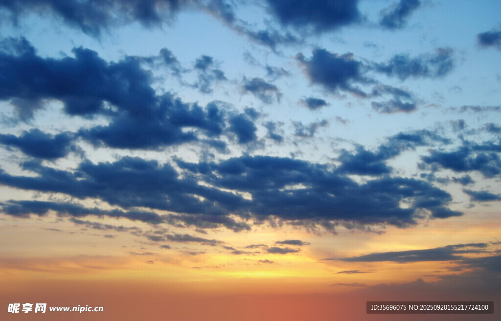 日落时分的绚烂天空