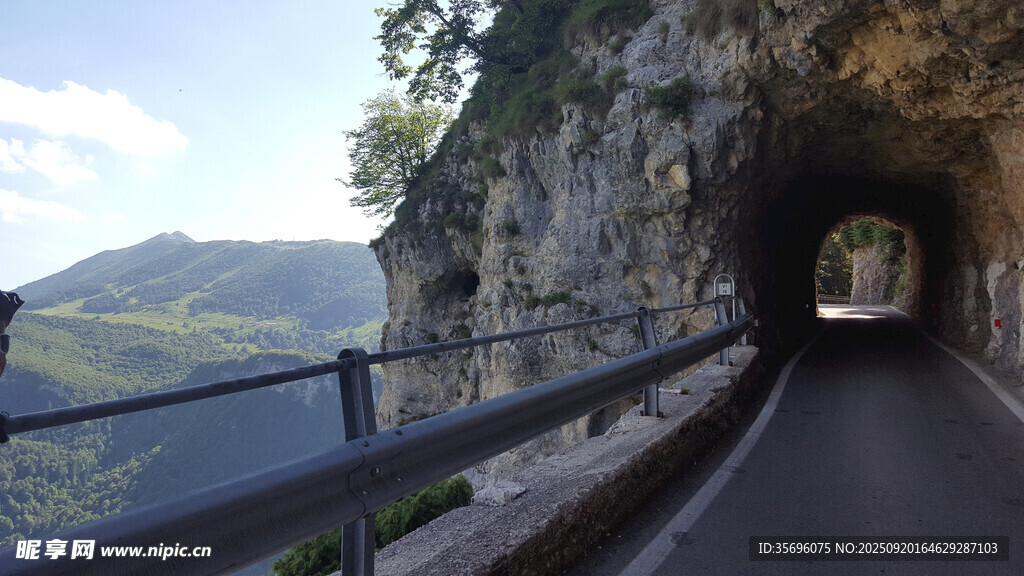 山间公路隧道风景