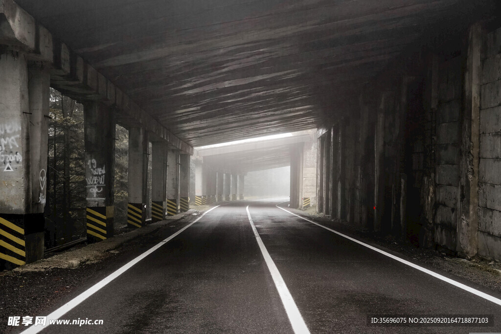 昏暗隧道内的宽阔道路