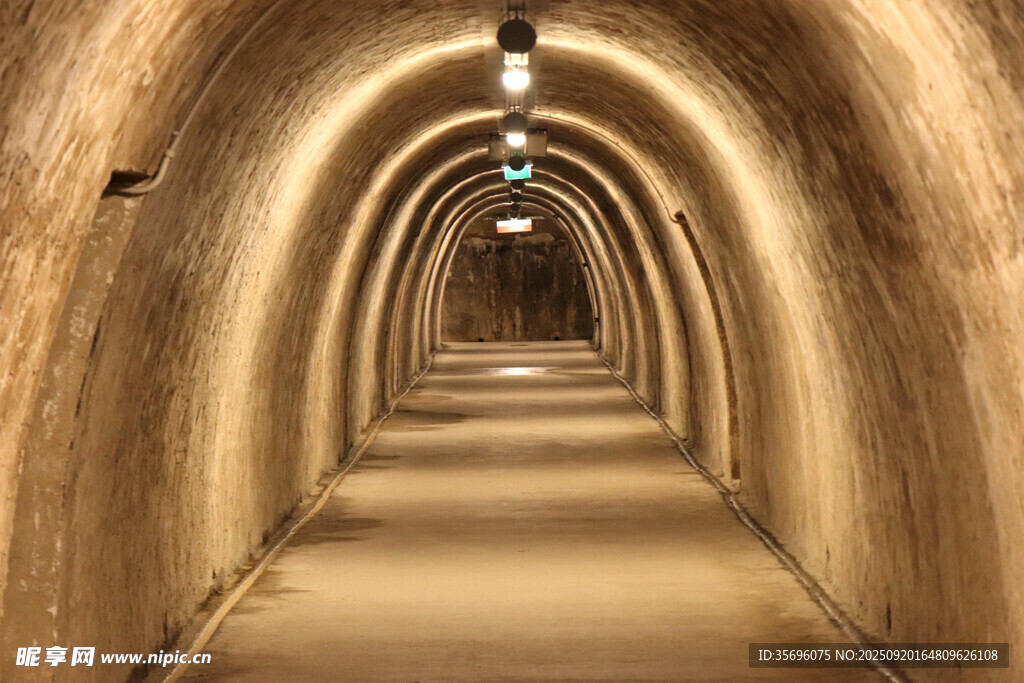 地下隧道通道内部景象