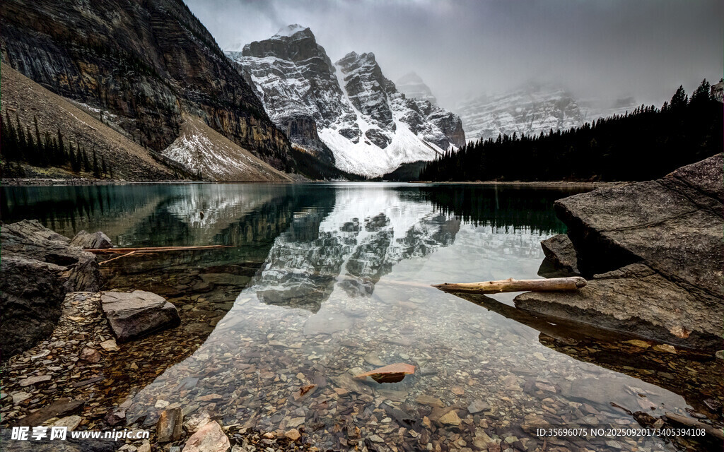 宁静湖畔的雪山壮丽倒影