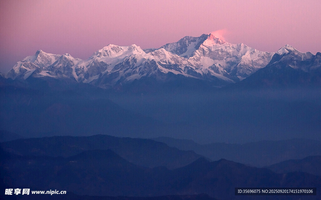 壮丽雪山日出美景