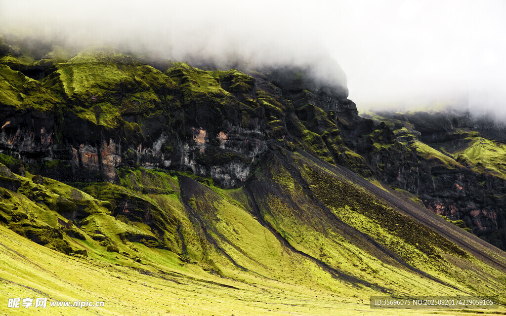 翠绿山峦美景
