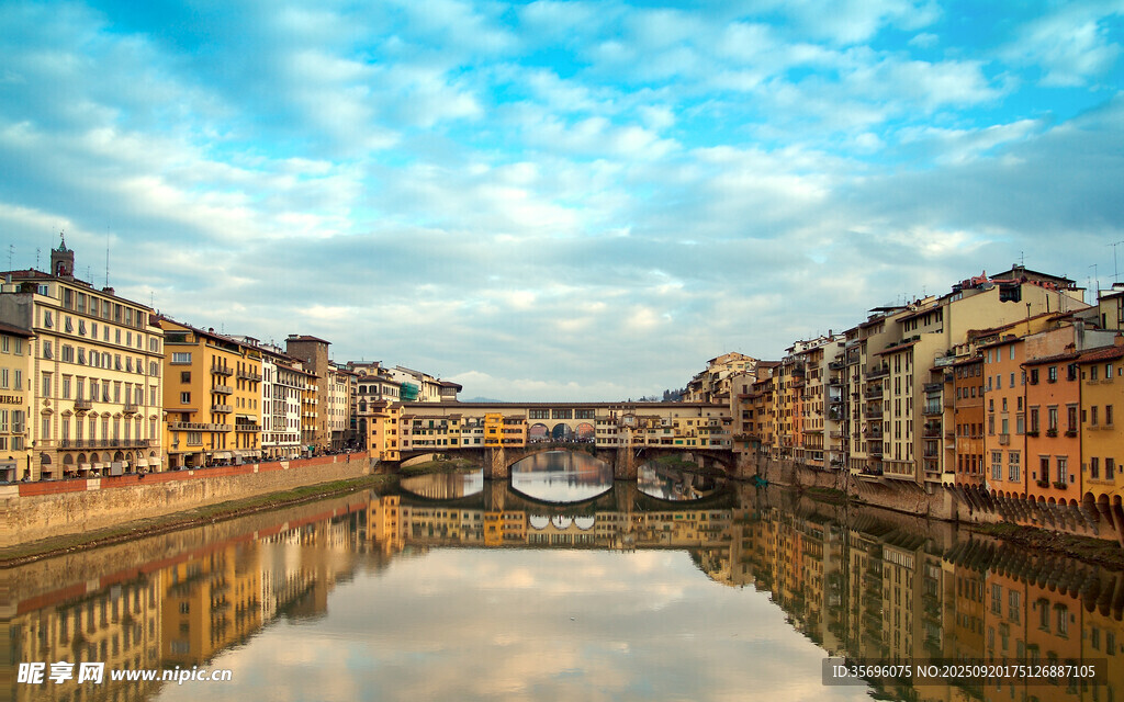 河畔多彩建筑风景
