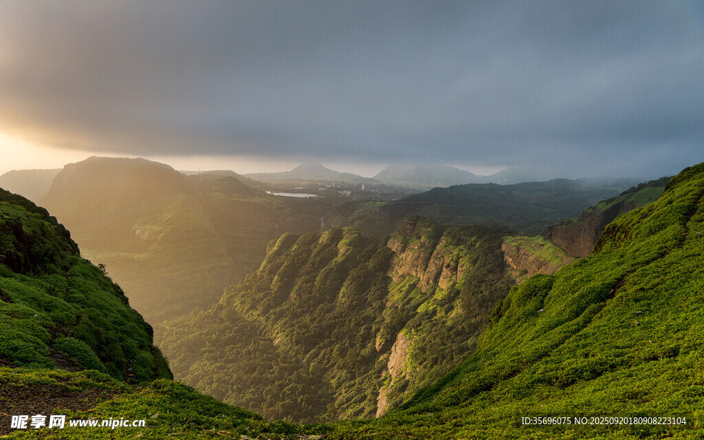 山间绿野晨曦美景